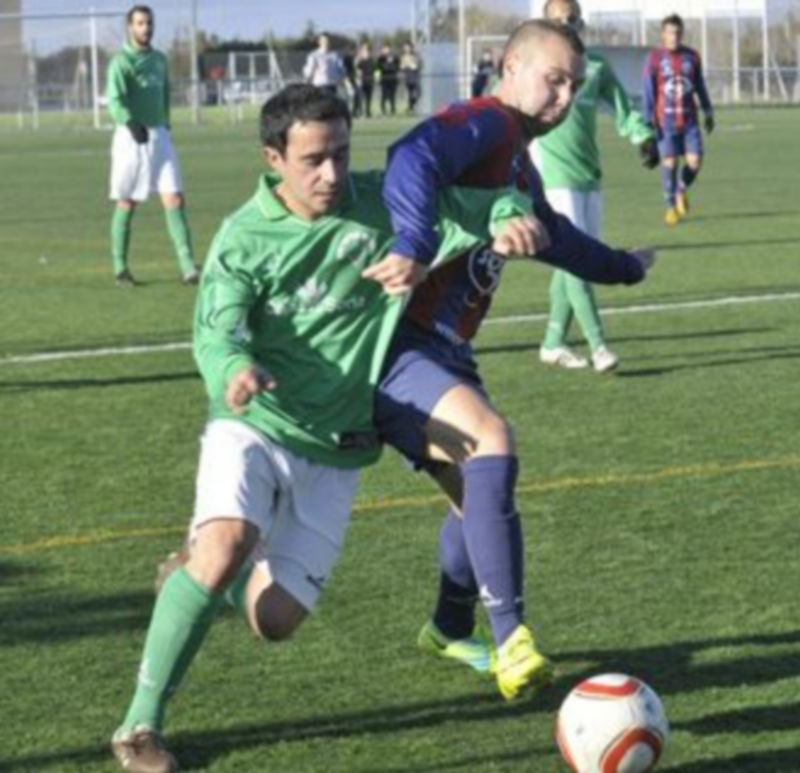 El gimnástico Terleira le gana la posición a un rival del San José durante el partido de ayer. / Juan Martín.