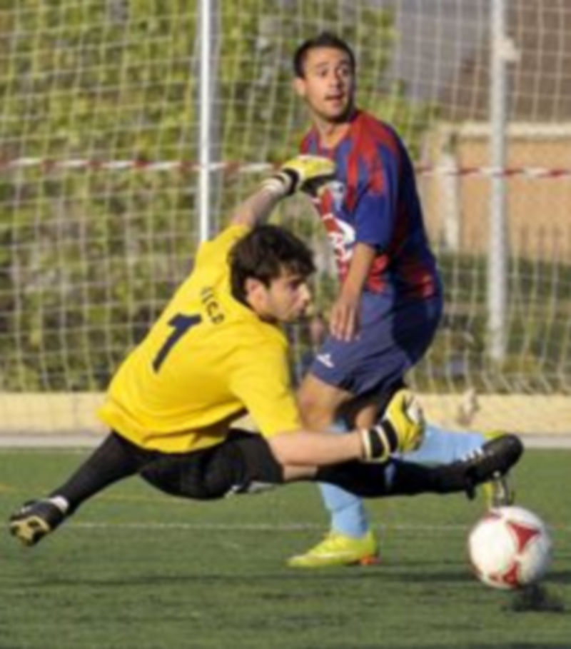 El portero del Bosco Arévalo intenta detener el balón en una de las jugadas de ataque del filial gimnástico. / Juan Martín