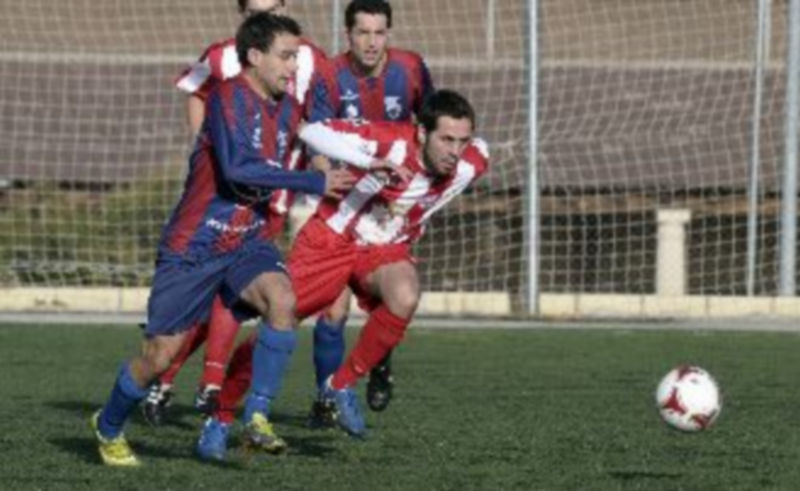 Un jugador del Castilla Palencia intenta adelantarse a un rival de la Gimnástica Segoviana B. / Juan Martín