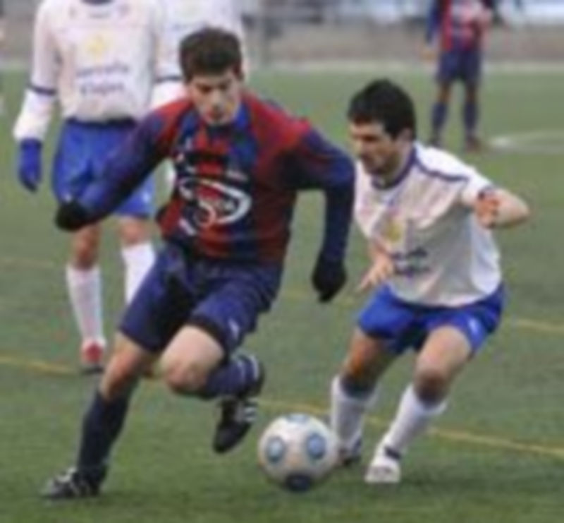 Un jugador de la Gimnástica Segoviana B avanza con el balón. / Juan Martín