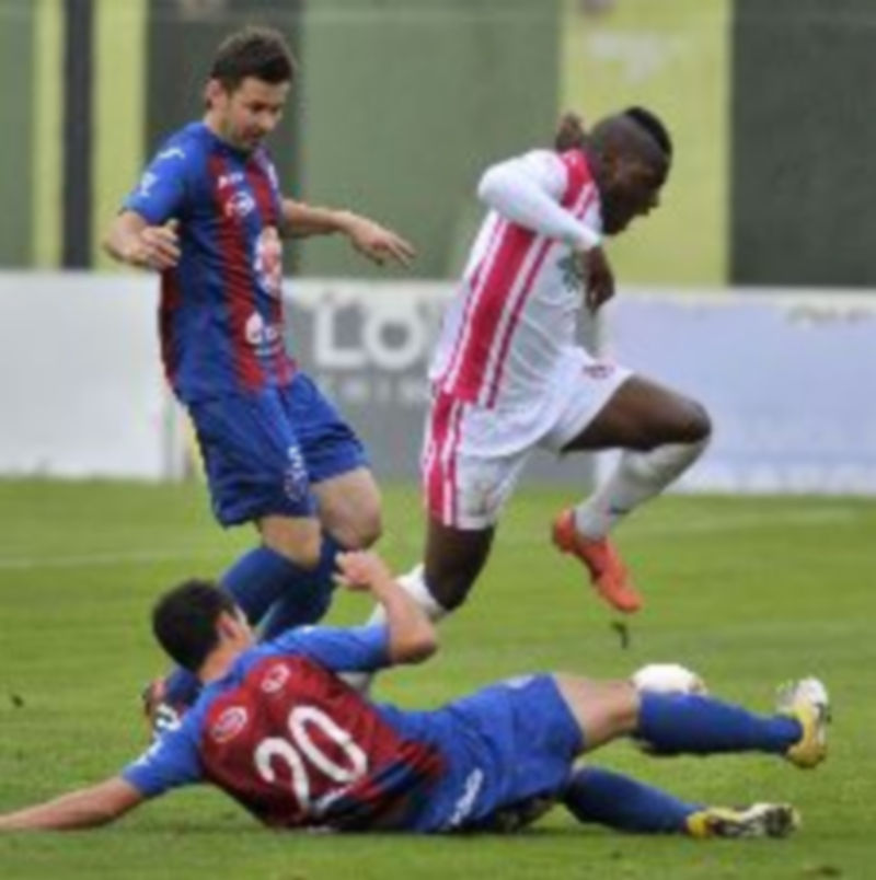 Víctor Pérez y Anel frenan el avance de un jugador de la Cultural. / Kamarero