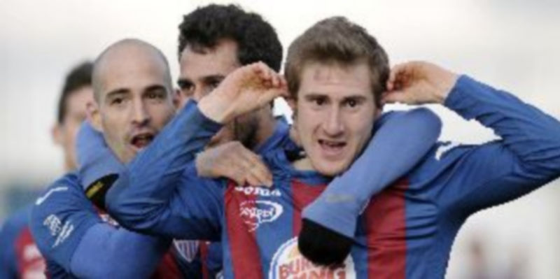 Curiosa celebración del gol de la Gimnástica Segoviana por parte de Dani Arribas