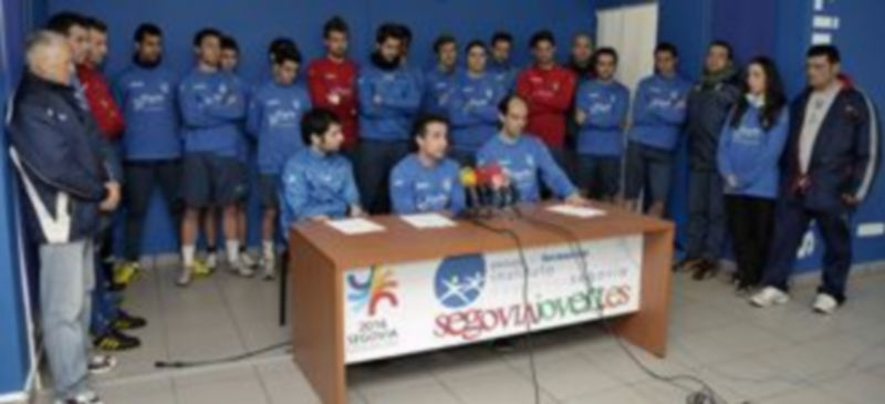 Toda la plantilla de la Gimnástica Segoviana compareció ante los medios en el Aula de Formación que el Instituto Municipal de Deportes tiene en el Centro Cívico Nueva Segovia. / Juan Martín