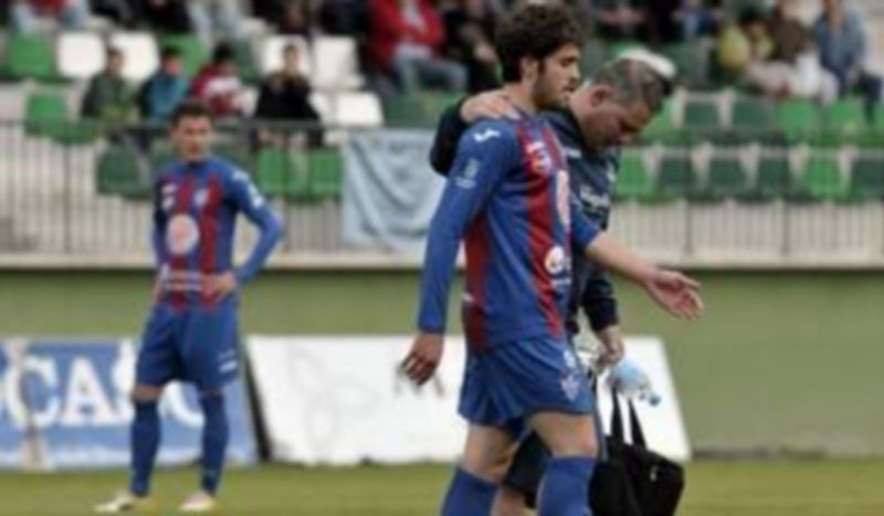 Momento en el que el delantero gimnástico Edu se marchaba del campo lesionado