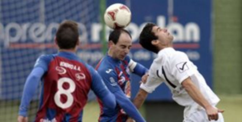 Chema despeja un balón por el que peleaba un jugador del Real Ávila. / Juan Martín
