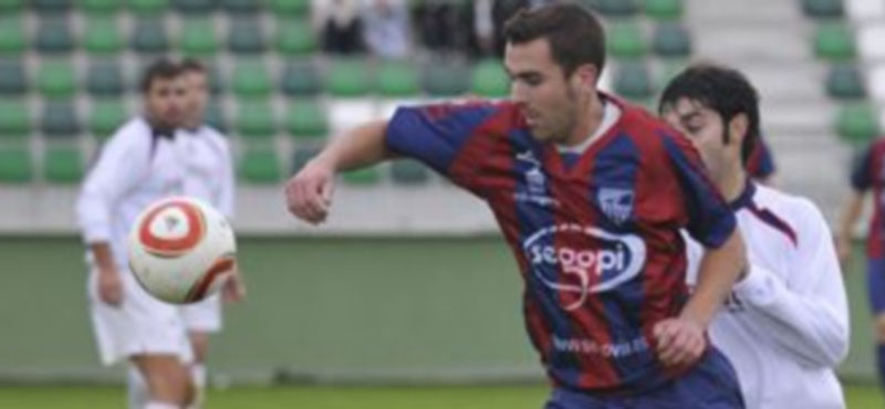 Fran Dorado trata de proteger el balón ante la presión de un jugador abulense en el encuentro jugado el pasado fin de semana. / Juan Martín