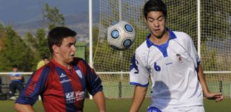 Un jugador gimnástico disputa un balón por alto con un rival. / Juan Martín