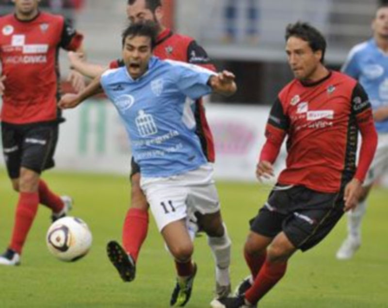 Alberto Cajoto trata de sortear a varios rivales durante el partido disputado en Anduva frente al Mirandés. / Juan Martín