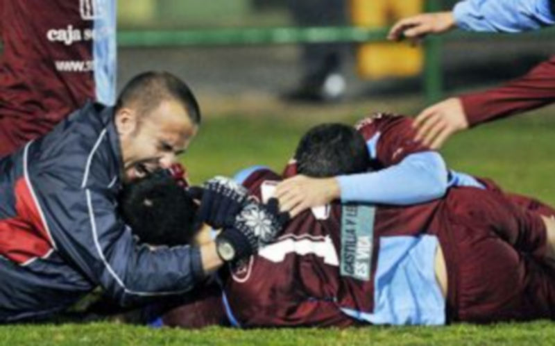Celebración del segundo gol de la Segoviana. / JUAN MARTÍN