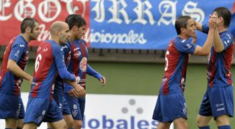 Varios jugadores gimnásticos celebran un gol. / JUAN MARTÍN