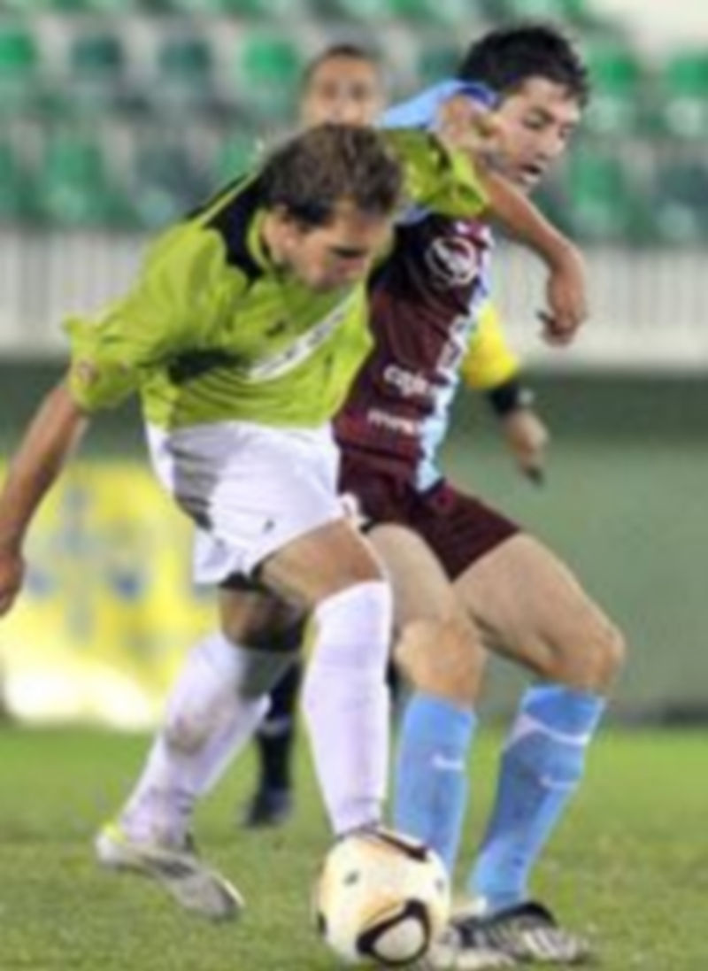 Mariano disputa un balón con un jugador del Alcobendas durante el partido de ida ante el equipo madrileño. / Juan Martín.