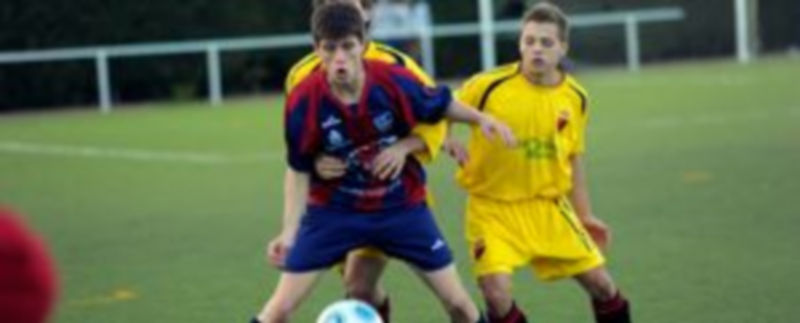 Un jugador gimnástico es agarrado por detrás por un rival del Laguna. / Kamarero