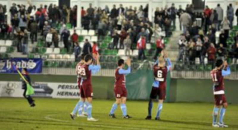Los jugadores de la Segoviana aplauden a los aficionados al finalizar un encuentro. / Kamarero.