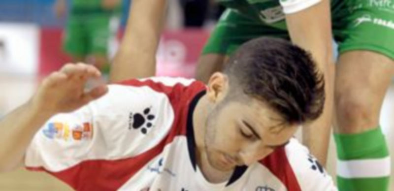 Javi Alonso se lamenta de una ocasión fallada en un partido anterior. / Juan Martín