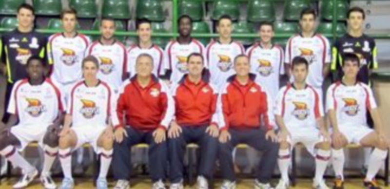 Fotografía del cuerpo técnico y la plantilla del Segovia Futsal para la campaña 2013/14. / El Adelantado