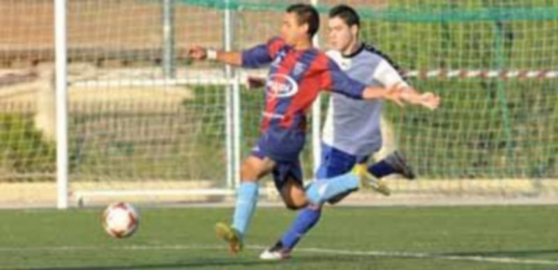 Un jugador de la Gimnástica Segoviana B es perseguido por un rival durante un encuentro anterior. / Juan Martín