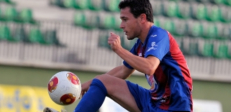 Víctor Pérez controla un balón durante un partido de la Segoviana. / Kamarero
