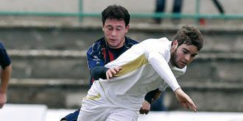 Víctor Pérez sujeta a un jugador de la Cultural B en un momento del encuentro disputado el pasado domingo. / Juan Martín