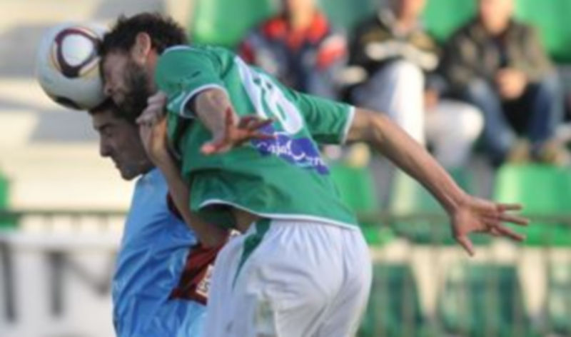 El defensa central del Guijuelo supera a David Terleira en su intento de conectar con el balón. / Juan Martín.