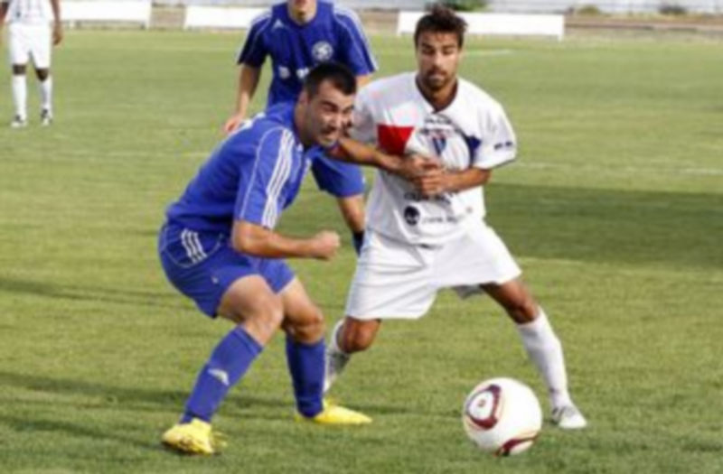 Diferentes imágenes del encuentro amistoso disputado ayer en el campo de Santa Clara entre el Cuéllar Electricidad Eufón y la Gimnástica Segoviana. / Gabriel Gómez