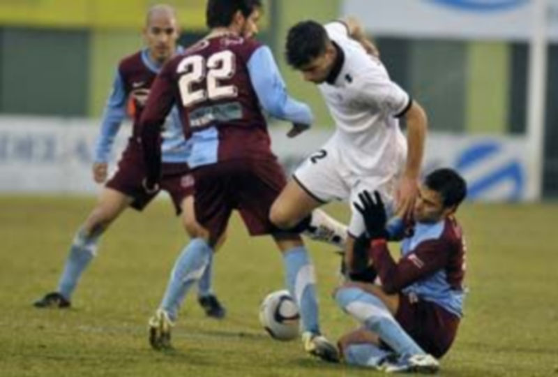 Cajoto y Maikel tratan de evitar la progresión de Javi Hernández