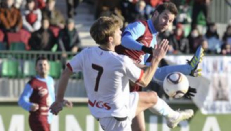 Anel se eleva por encima de un defensor navarro en un lance del partido. / J.Martín