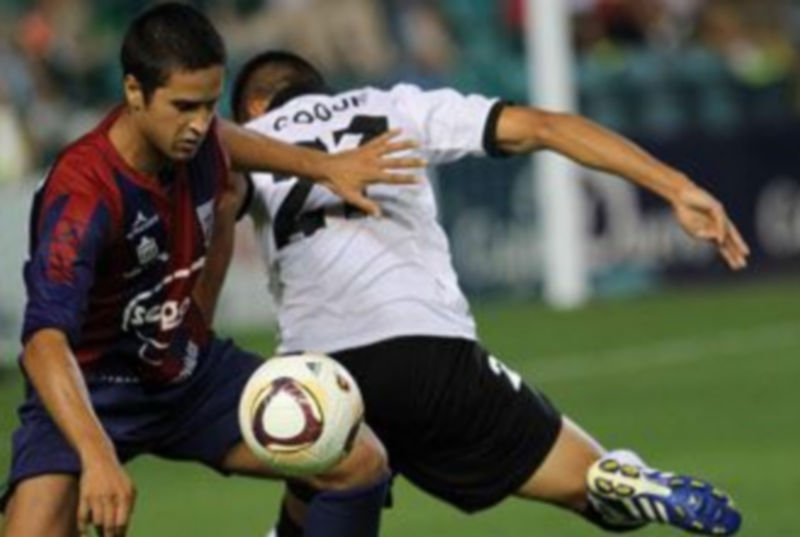 El gimnástico Jesús Alonso le arrebata el balón a Coque durante el partido de la primera jornada en Salamanca. / E.A.