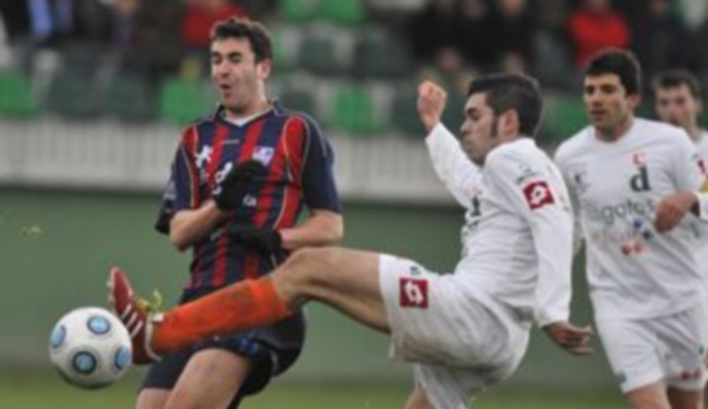 Un jugador del Íscar golpea con la pierna al gimnástico Fran mientras intenta alcanzar un balón durante un encuentro anterior. / Kamarero