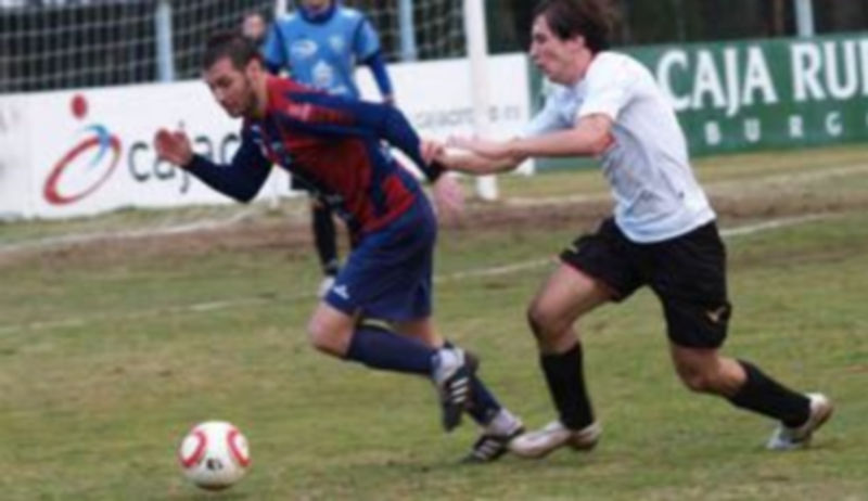 Iván sale para despejar un balón colgado al área llevándose por delante a Roberto