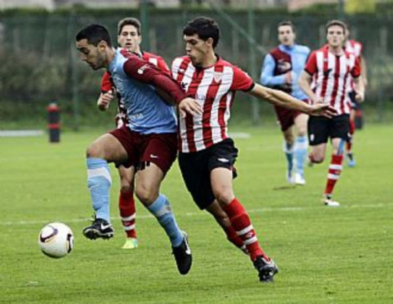 Pino trata de controlar el esférico ante la fuerte presión de un jugador del Athletic de Bilbao B. / Ramón Suso.