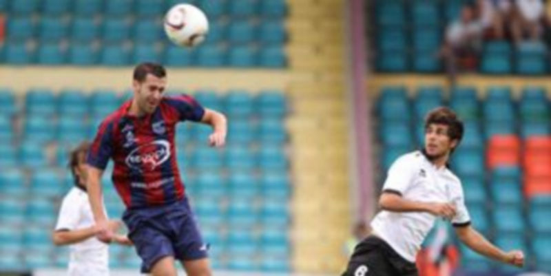 Fran Dorado cabecea un balón en presencia de dos jugadores de la Unión Deportiva Salamanca. / El Adelantado