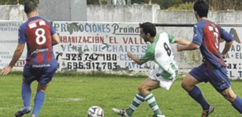 Roberto y Xavi intentan tapar el centro de un rival. / Diario de Ávila