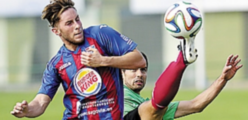 Miguel se aparta ante la entrada de un contrario en la disputa del balón. / E. A.