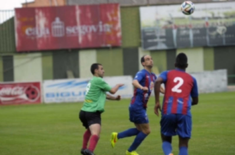 Chema persigue un balón ante Vinatea