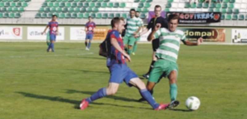 La Segoviana remonta y vence a La Virgen del Camino (2-1) 1 Dani Arribas retrasa la pelota en presencia de un contrario. / NEREA LLORENTE