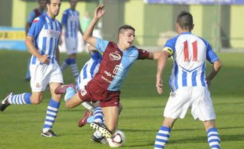 Probando el ‘efecto Mirandés’ 1 Font cae ante la presencia de varios jugadores de la Gimnástica de Torrelavega en el encuentro de ida. / Juan Martín.