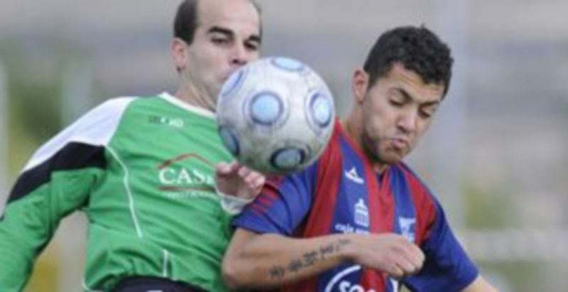 El gimnástico Cristian (derecha) choca con un rival del Villamuriel. / Juan Martín