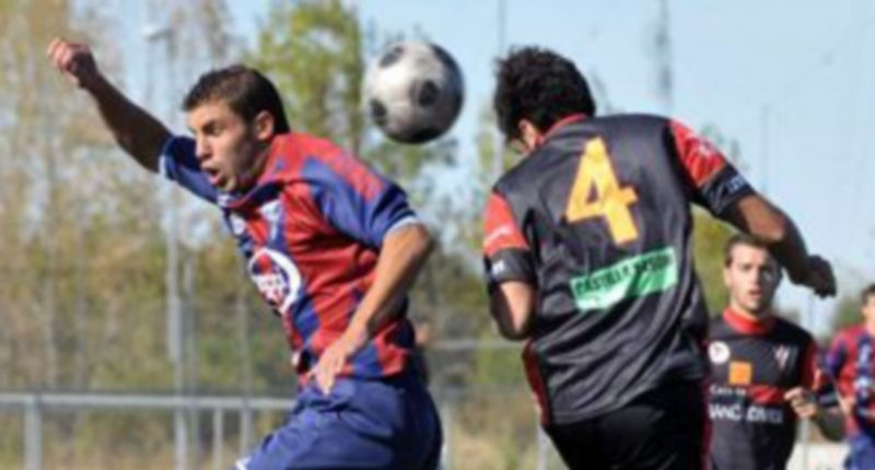 El segoviano Patxi (izquierda) salta para rematar un balón. / Juan Martín