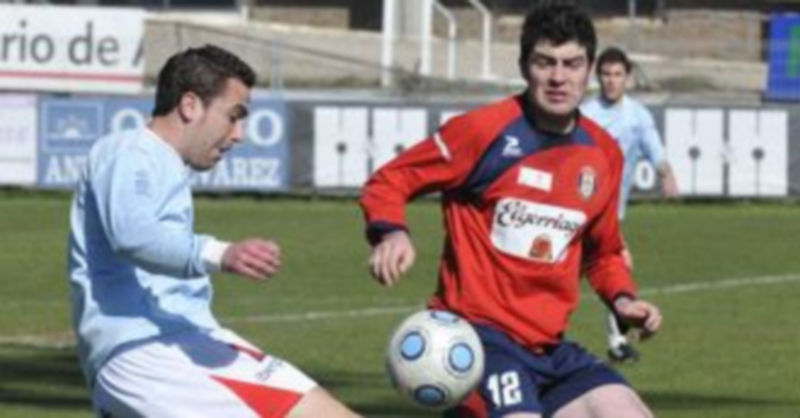 El gimnástico Fran Dorado observa el balón junto a un rival del Real Ávila durante un partido anterior entre segovianos y abulenses. / Juan Martín