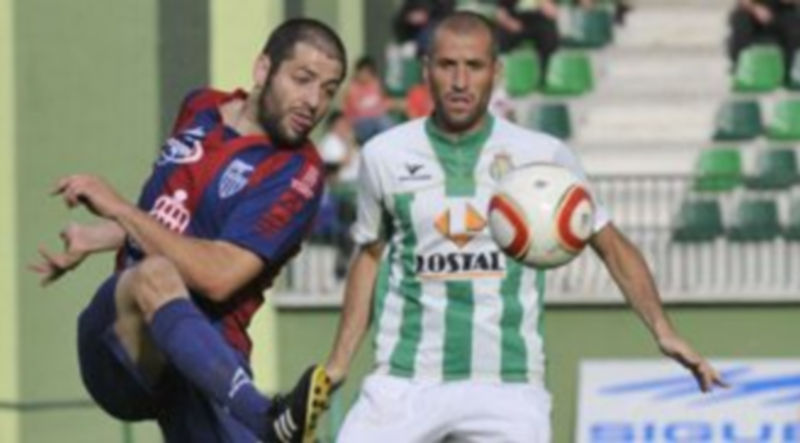 Un resultado realmente esperanzador 1 El delantero gimnástico Mariano golpea el balón ante la presencia de un jugador rival de la Sociedad Deportiva Noja. / Juan Martín.
