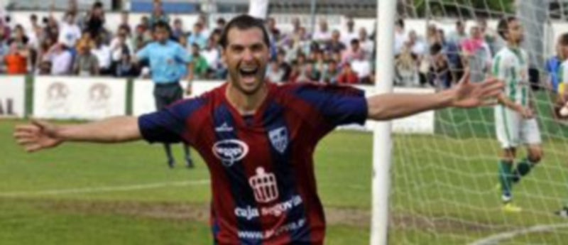 Roberto Álvarez celebra el gol de penalti que supuso el segundo tanto de la Gimnástica Segoviana en su visita a Noja