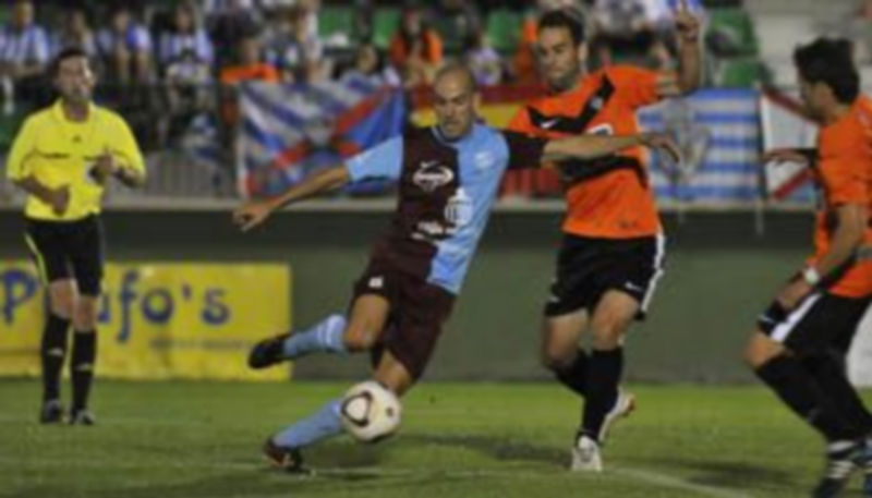 Ricardo trata de salir de la presión de dos jugadores rivales. /Juan Martín