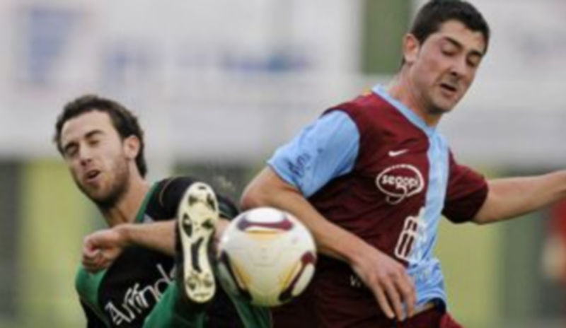 Jugada del partido de esta tarde entre Segoviana y Amorebieta. / J.M.