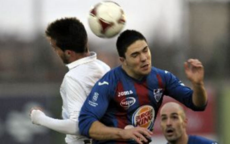 El gimnástico Rubén gana por alto un balón. / Juan Martín