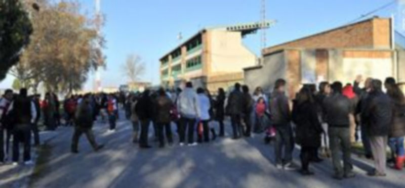 Imagen de la entrada al campo de La Albuera en los minutos previos al encuentro que jugó la Segoviana con La Unión Deportiva logroñés. / Kamarero.