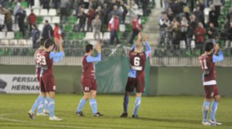 Los jugadores de la Segoviana aplauden a los aficionados terminado el encuentro ante el Mirandés. / Juan Martín.