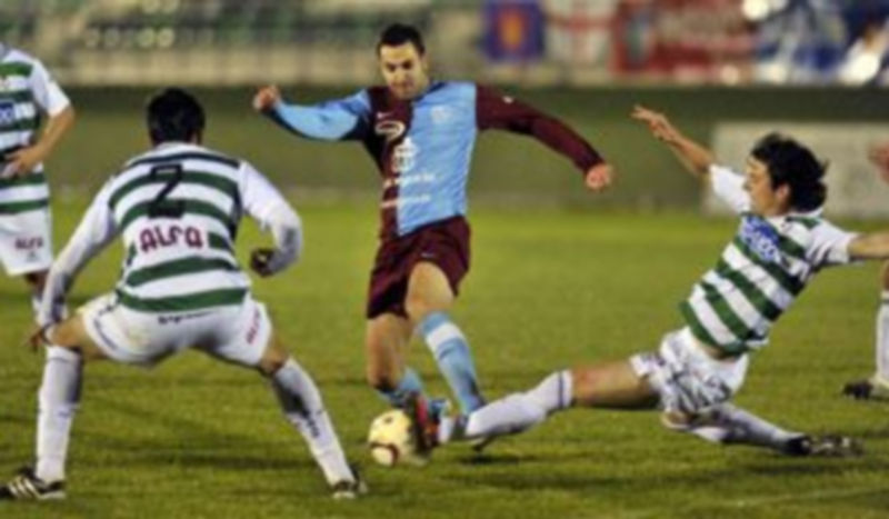 El gimnástico Fran sufre la entrada de un rival del Eibar durante el partido de la primera vuelta. / Kamarero.