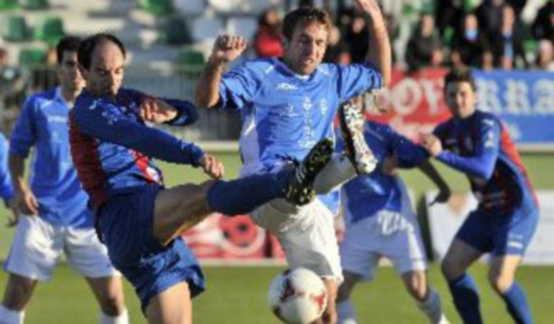 Chema y Chechu levantan sus piernas en una jugada del encuentro de la primera vuelta entre la Gimnástica Segoviana y el Unami. / Kamarero