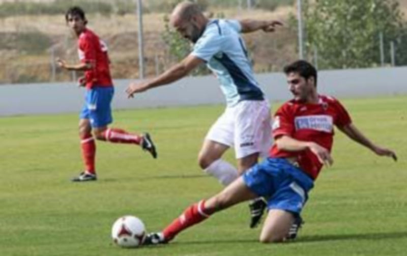 El Gimnástico Ricardo busca controlar el balón ante la oposición de un jugador del Numancia B. / Luis Ángel Tejedor