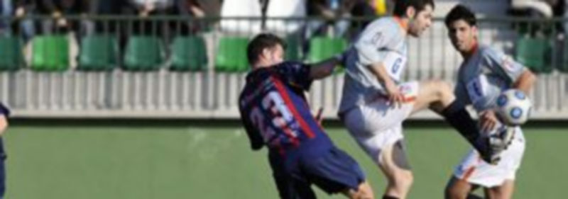 Mariano controla el balón ante Roberto en el encuentro que la pasada campaña disputaron en La Albuera la Segoviana y el Villaralbo. / Juan Martín